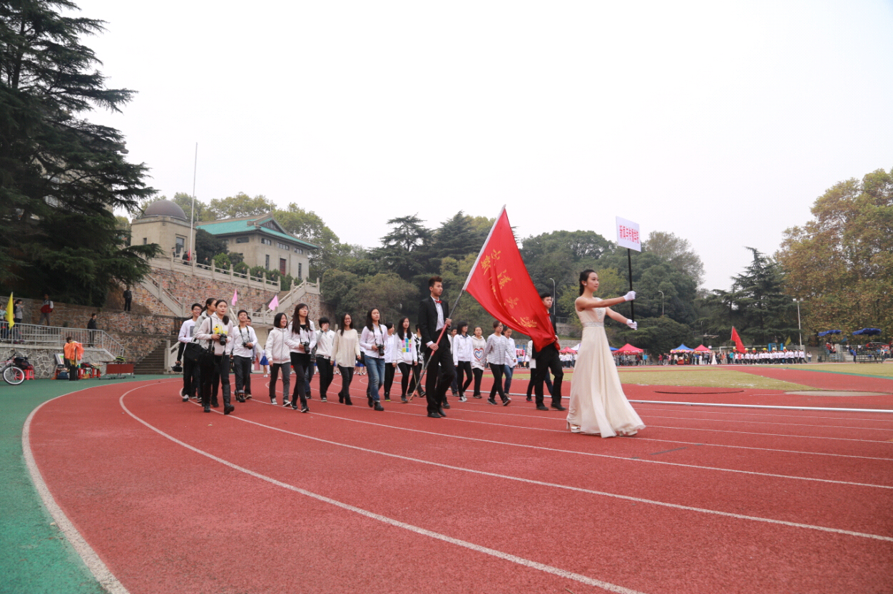 风雨无阻的团队热情——记必一运动2014年田径运动会