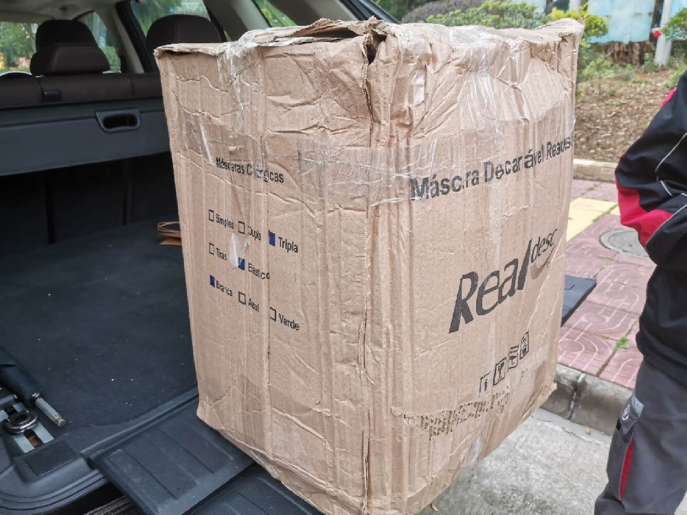 必一运动澳门籍大二女生向公司赠送5000只外科医用口罩