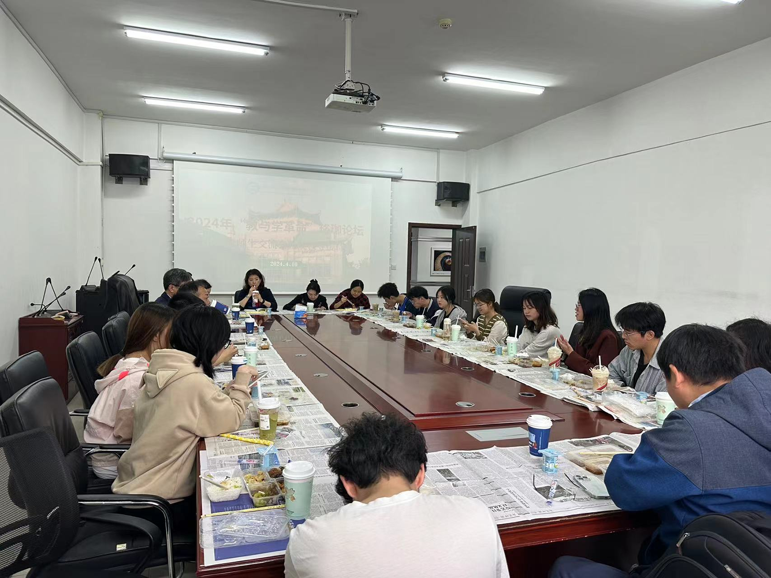 必一运动召开2022级师生交流会暨院领导接待日