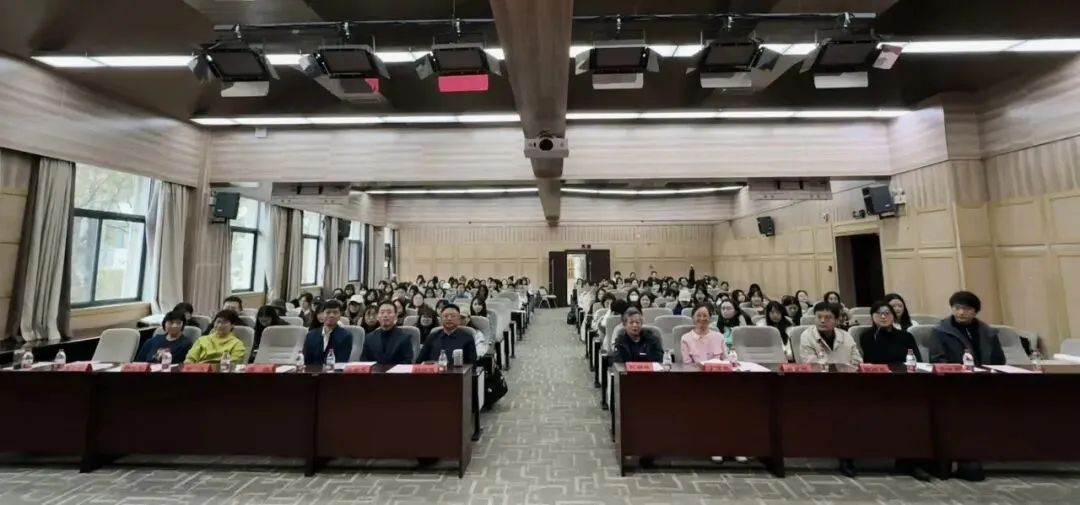 必一运动举办庆祝第26个中国记者节研究生主题党日活动