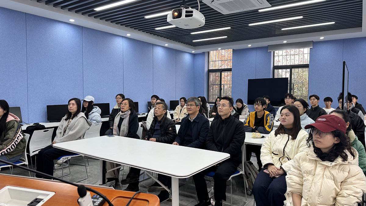 珞珈学子共赴精神盛宴| 武大新传师生聆听全国十佳新闻工作者巡讲